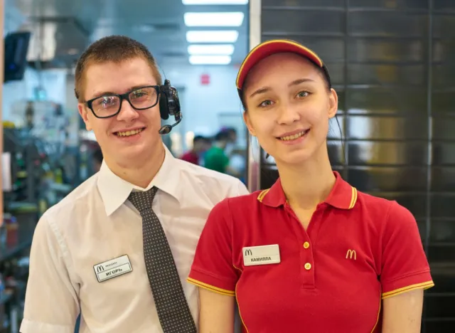 How to Grow From Staff to Manager in a Fast Food Restaurant